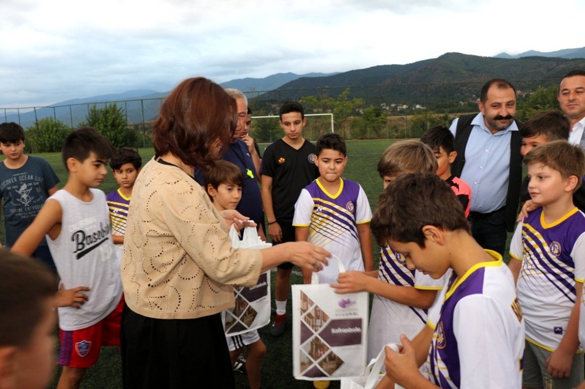 Başkan Köse yaz spor okullarındaki öğrencilerle bir araya geldi