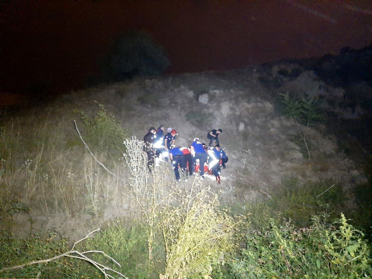 Başkent\'te 50 metreden dereye düşen kişi iki saatlik çalışmayla kurtarıldı