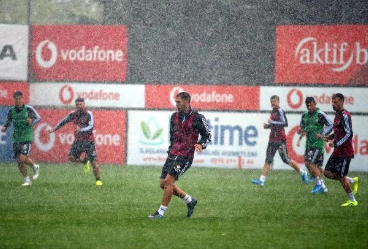 Beşiktaş, sağanak yağmur altında çalıştı