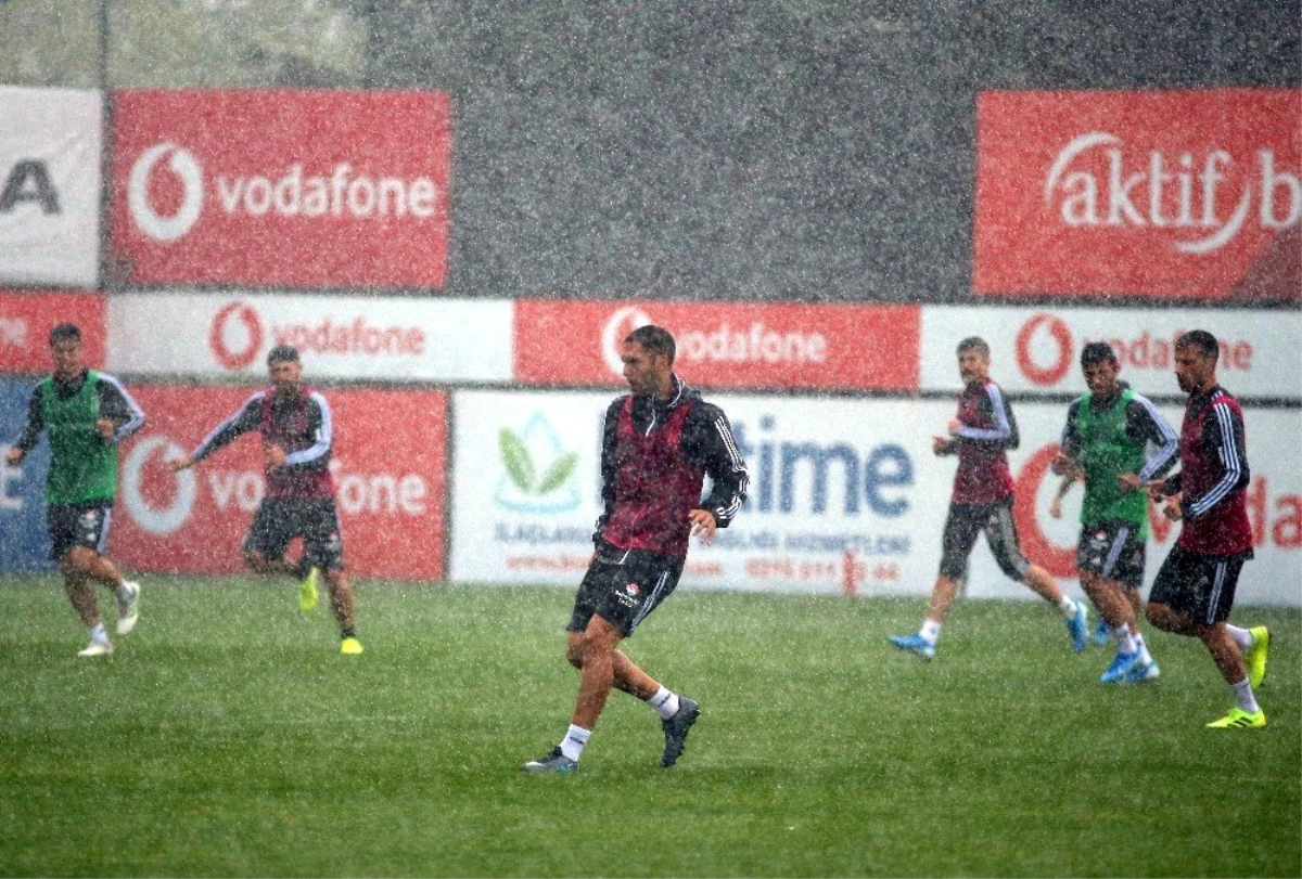 Beşiktaş yağmur altında çalıştı