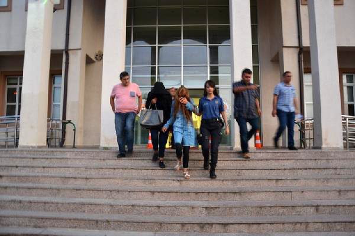 Biga\'da hırsızlık suçundan hapis cezası bulunan 2 genç yakalandı