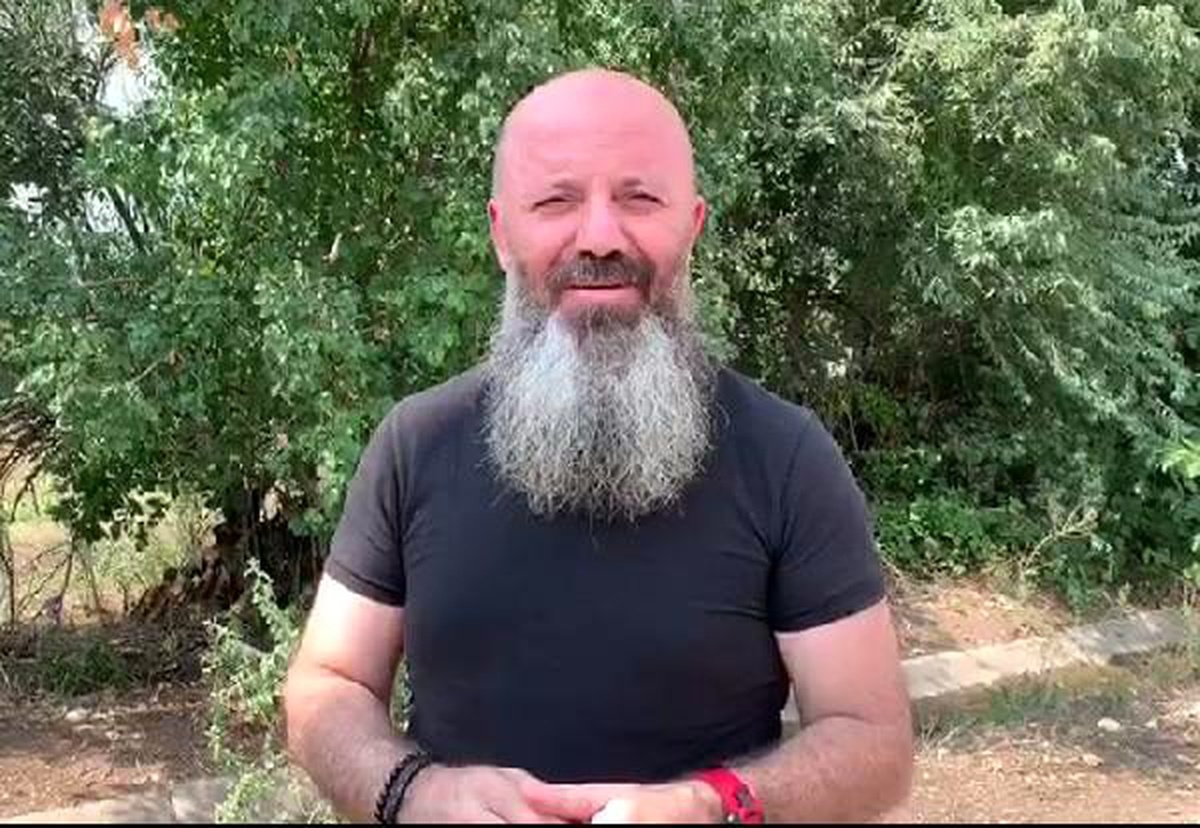 Boruya sıkışan yavru kediyi, yönetmen Erol Koçan kurtardı