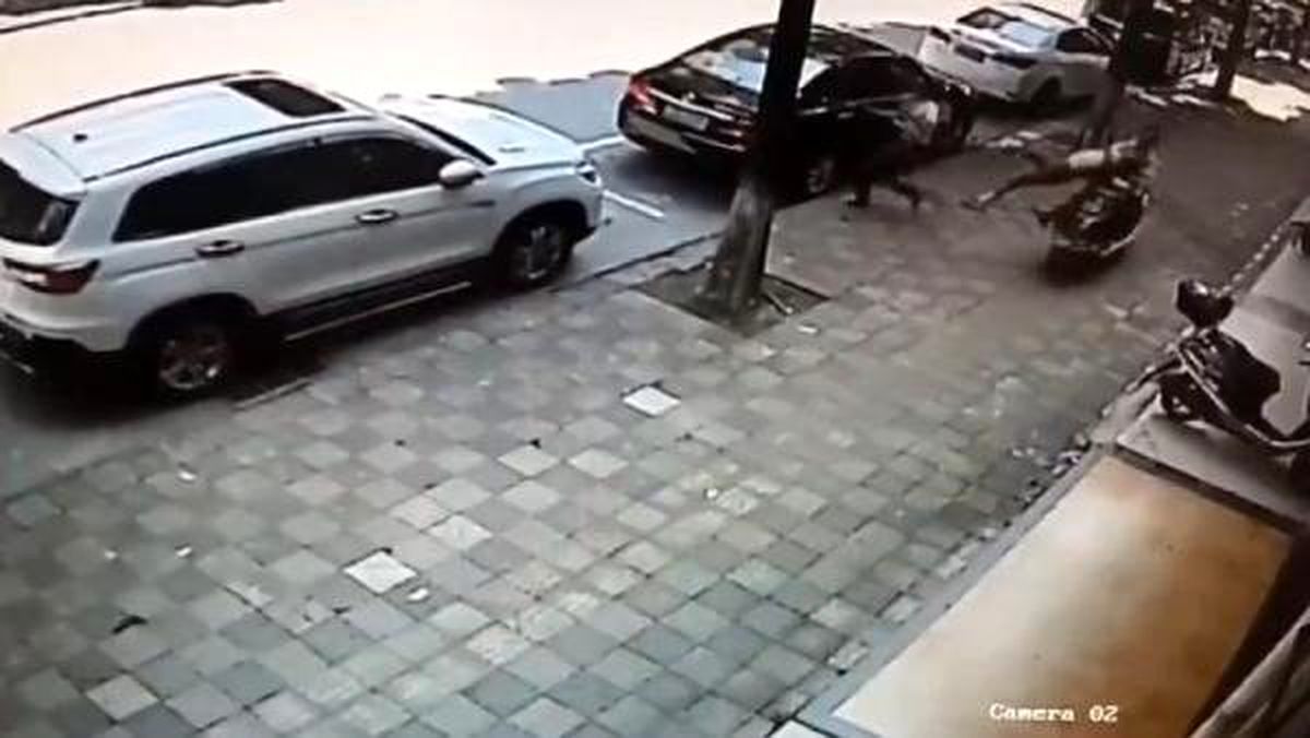 Boşanma duruşması öncesi karısına motorla çarpıp, palayla saldırdı