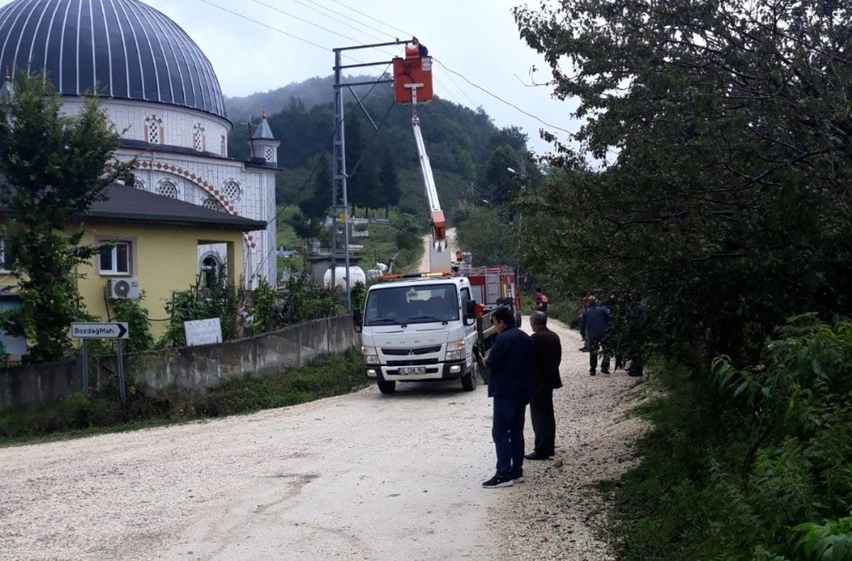 Camiye yıldırım düştü