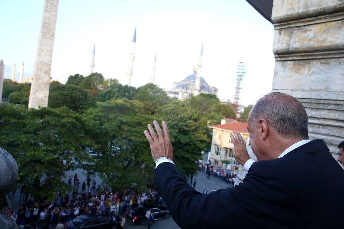 Cumhurbaşkanı Erdoğan, Sultanahmet\'te vatandaşlarla buluştu