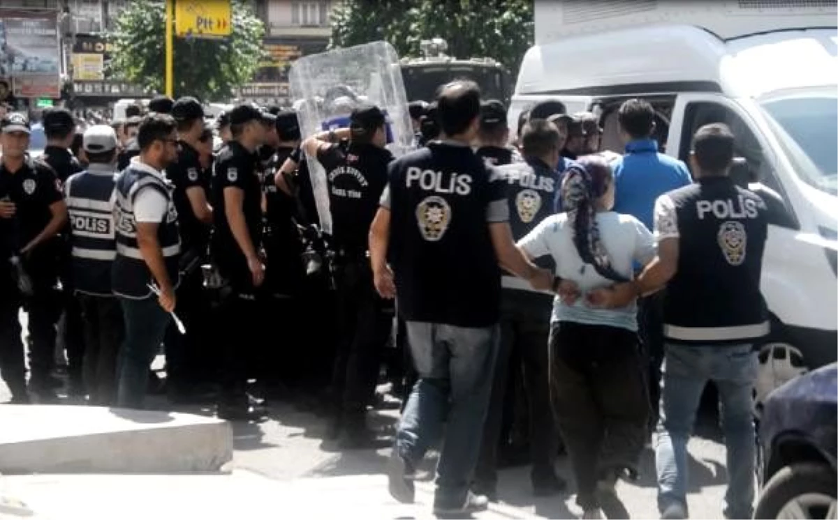 Diyarbakır\'da izinsiz gösteriye polis müdahalesi! 30 gözaltı