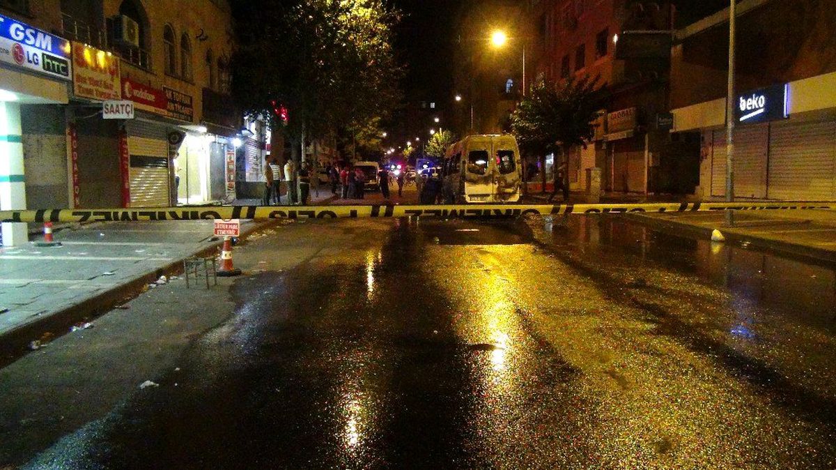 Diyarbakır\'da terör yandaşları yolcu minibüsünü ateşe verdi