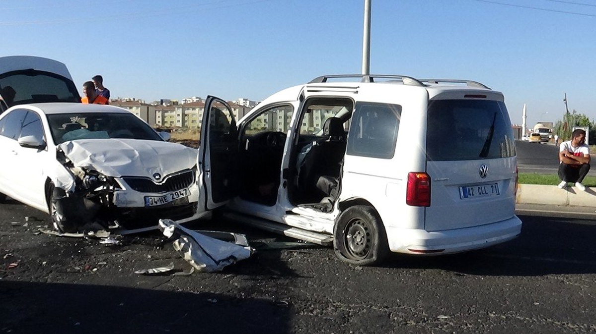 Diyarbakır\'da zincirleme trafik kazası: 3 yaralı