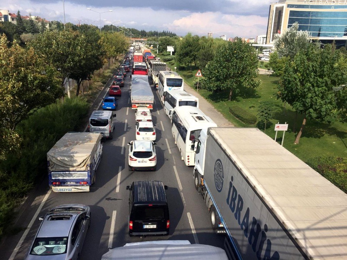 Eskişehir\'deki zincirleme trafik kazası trafiği kilitledi