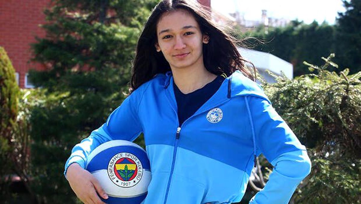 Fenerbahçe\'de İdil Saçalır\'la profesyonel sözleşme yapıldı