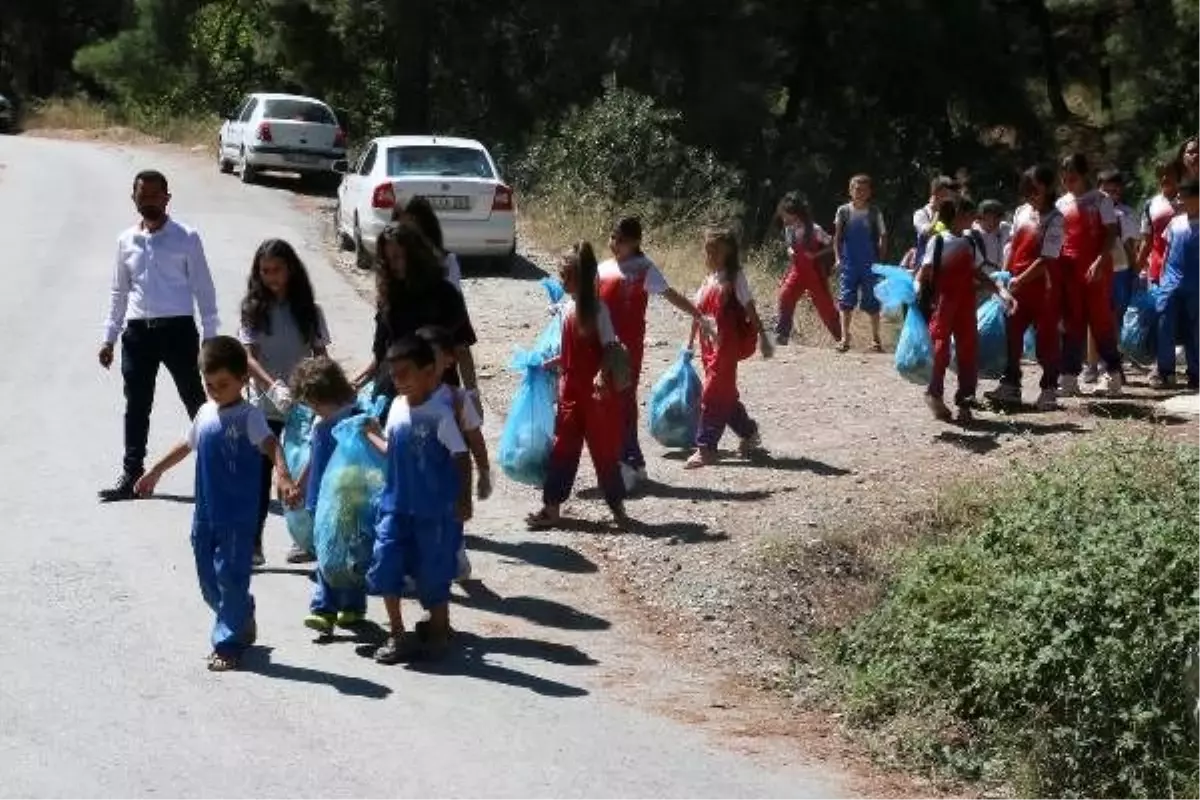 Gençler ve çocuklar tabiat parkını temizledi