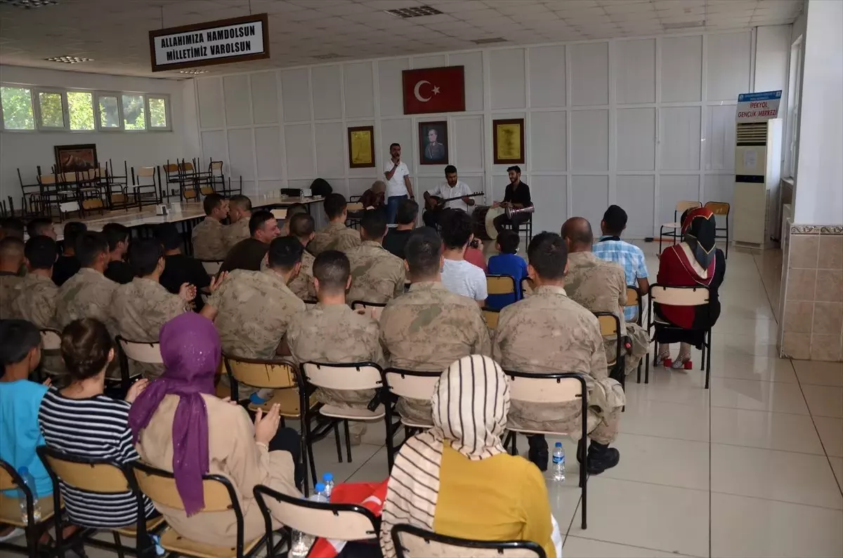 Gençlerden askerlere moral ziyareti