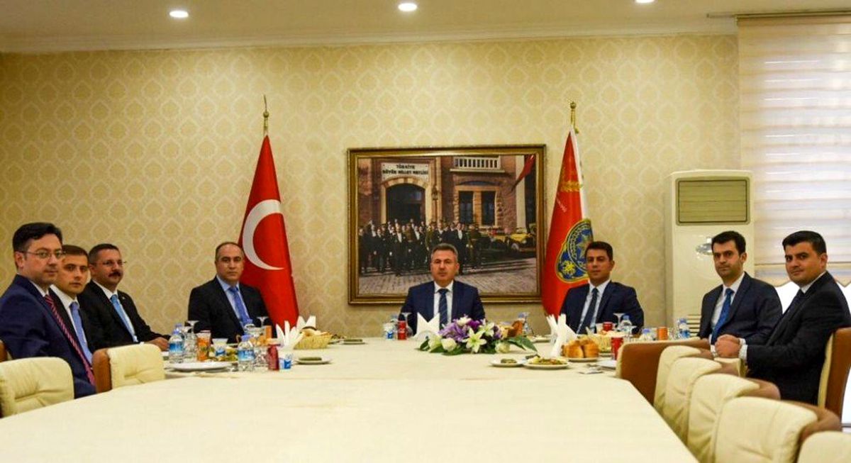Görev yerleri değişen Vali Yardımcısı ile Kaymakamlara veda yemeği verildi