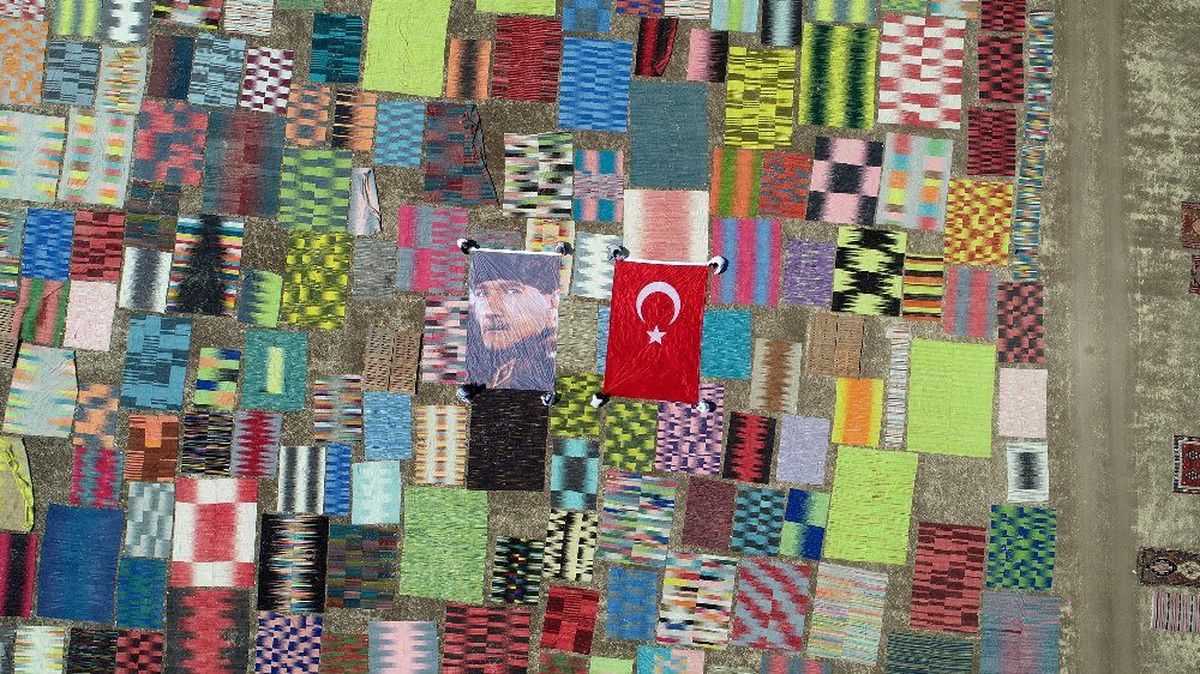 Halı tarlasında dev Atatürk posteri ve Türk bayrağı açtılar