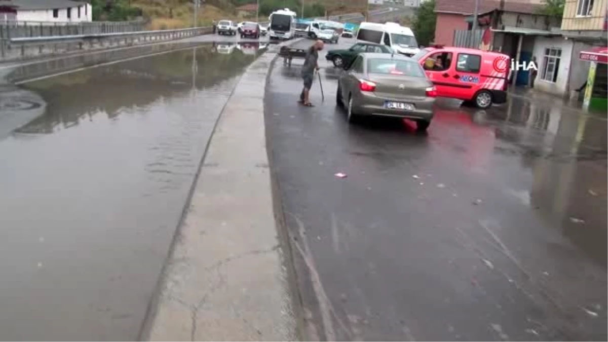 İçerenköy\'de şiddetli yağış nedeniyle evleri ve dükkanları su bastı