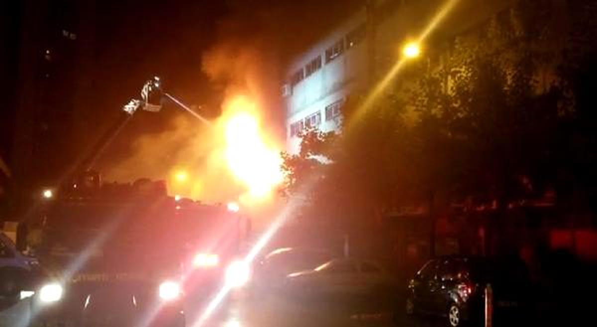 İkitelli\'de bir kozmetik firmasına ait depoda yangın (1)