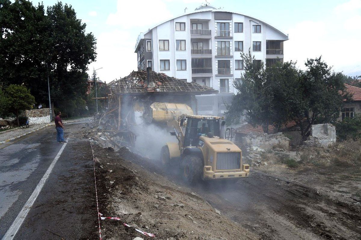 Isparta\'da trafik güvenliğini zora sokan müstakil ev belediye tarafından yıkıldı