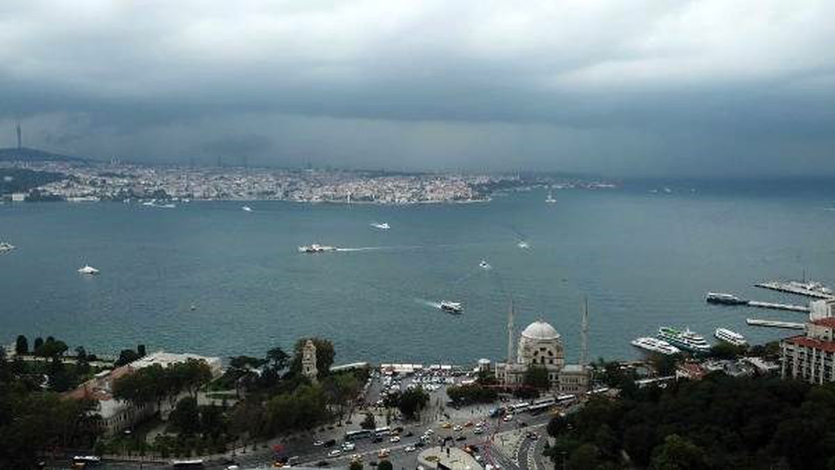 İstanbul Boazı\'nın üstünü saran karabulutlar drone ile fotoğraflandı