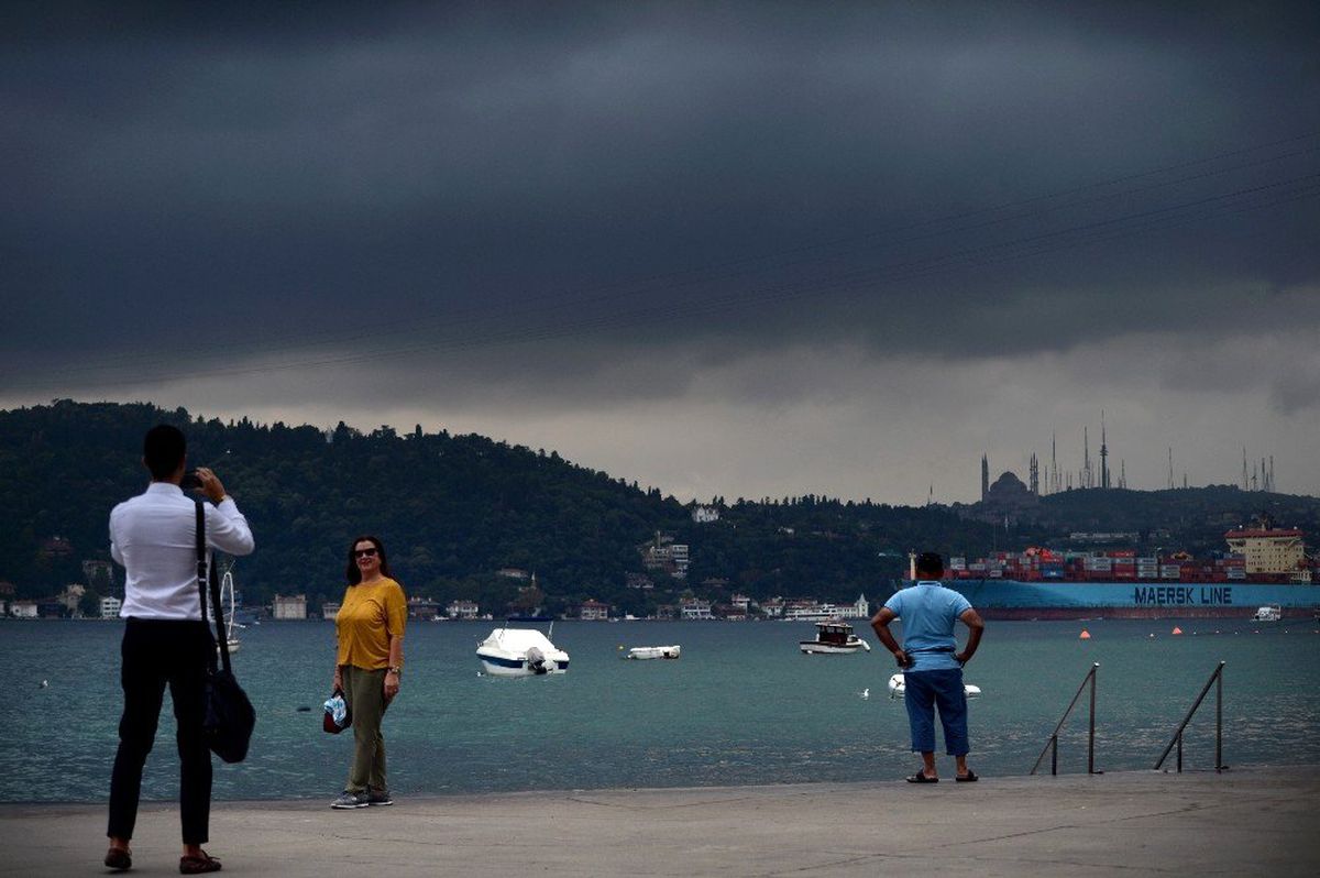 İstanbul boğazını saran kara bulutlar fotoğraf karelerine yansıdı