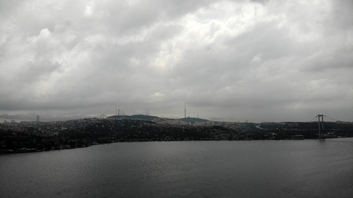 İstanbul\'da gökyüzünü kaplayan kara bulutlar havadan görüntülendi