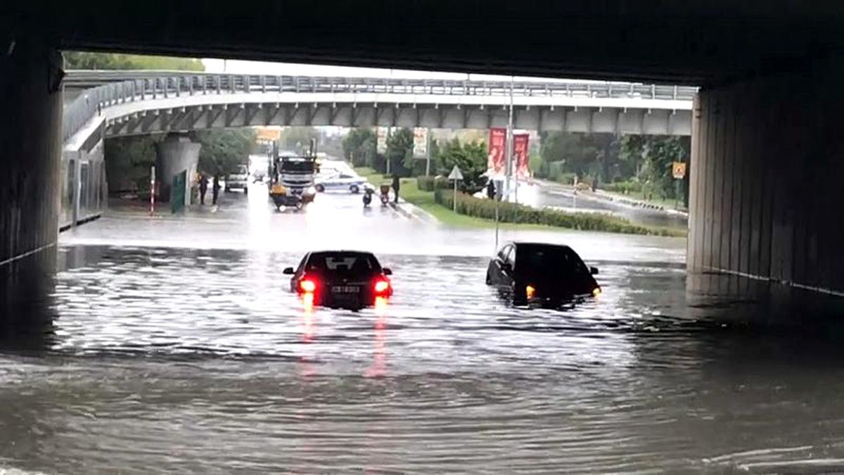 İstanbul\'da sağanak yağış: Altgeçitleri su bastı