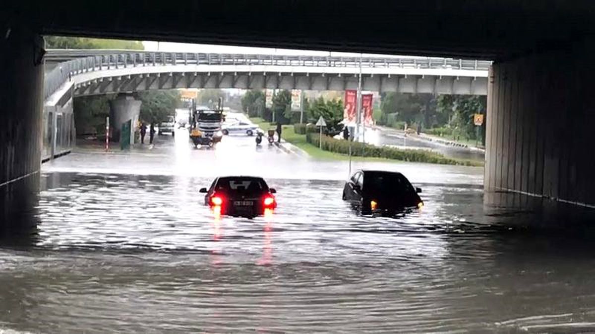 İstanbul\'da sağanak yağış: Altgeçitleri su bastı