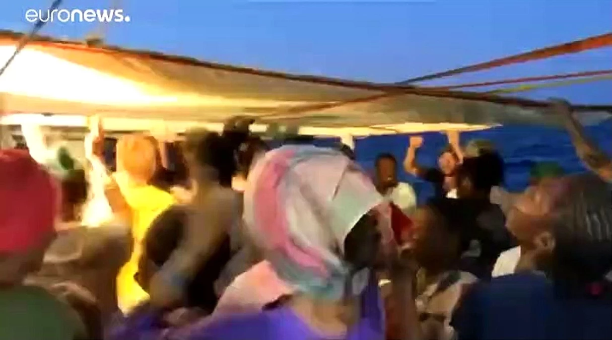 İtalya\'da mutlu son: 19 gün sonra karaya ayak basan sığınmacıların sevinci