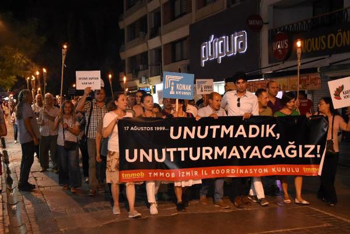 İzmir\'de, Marmara Depremi\'nin 20\'nci yıldönümü nedeniyle meşaleli yürüyüş