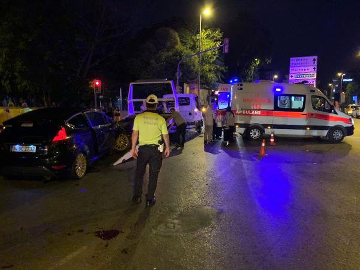 Kadıköy\'de iki otomobil çarpıştı, 3 kişi yaralandı
