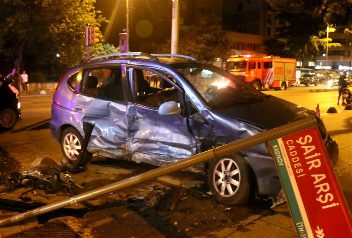 Kadıköy\'de iki otomobil çarpıştı: 3 yaralı