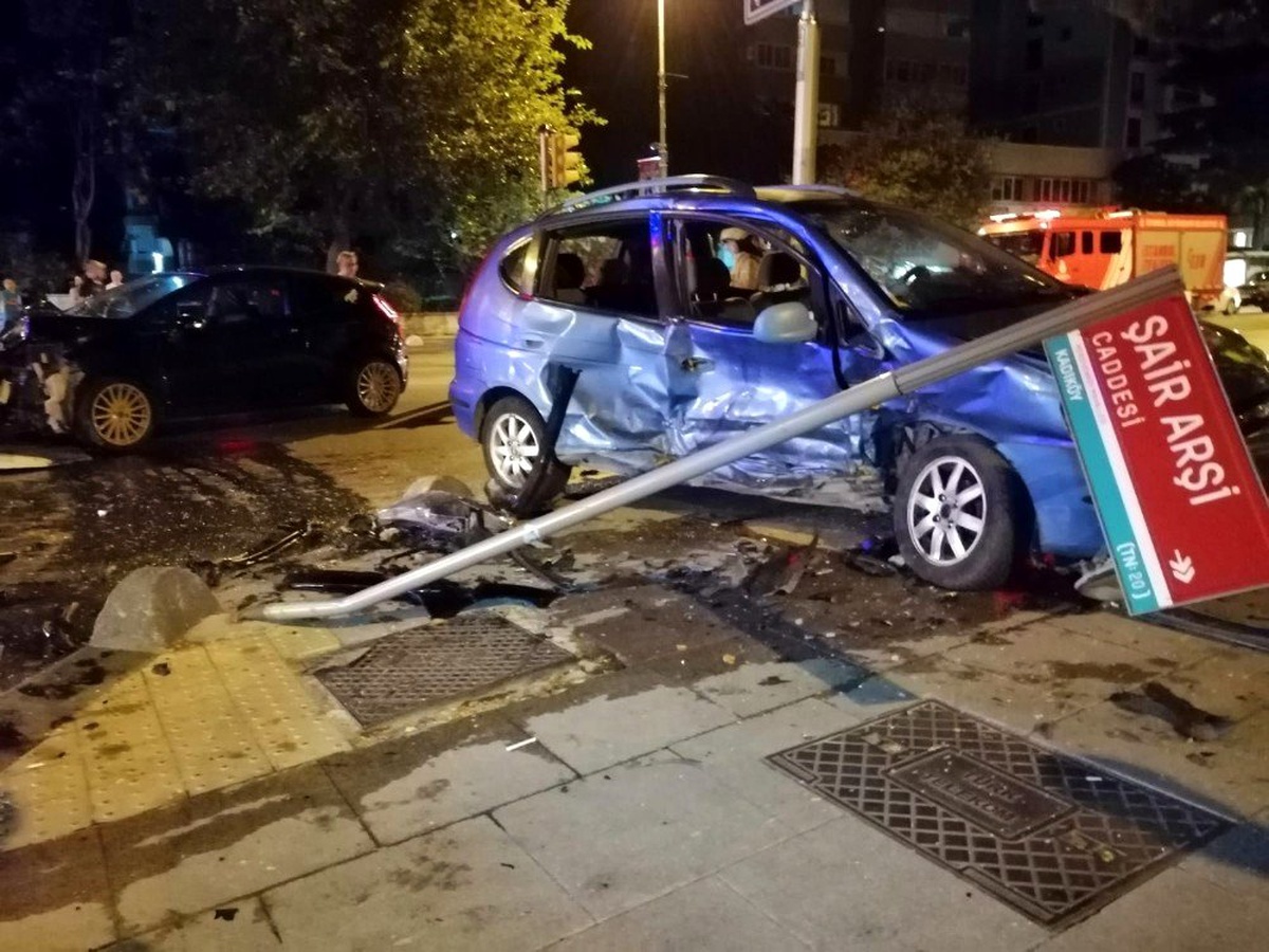 Kadıköy\'de yürekleri ağza getiren kaza: 3 yaralı