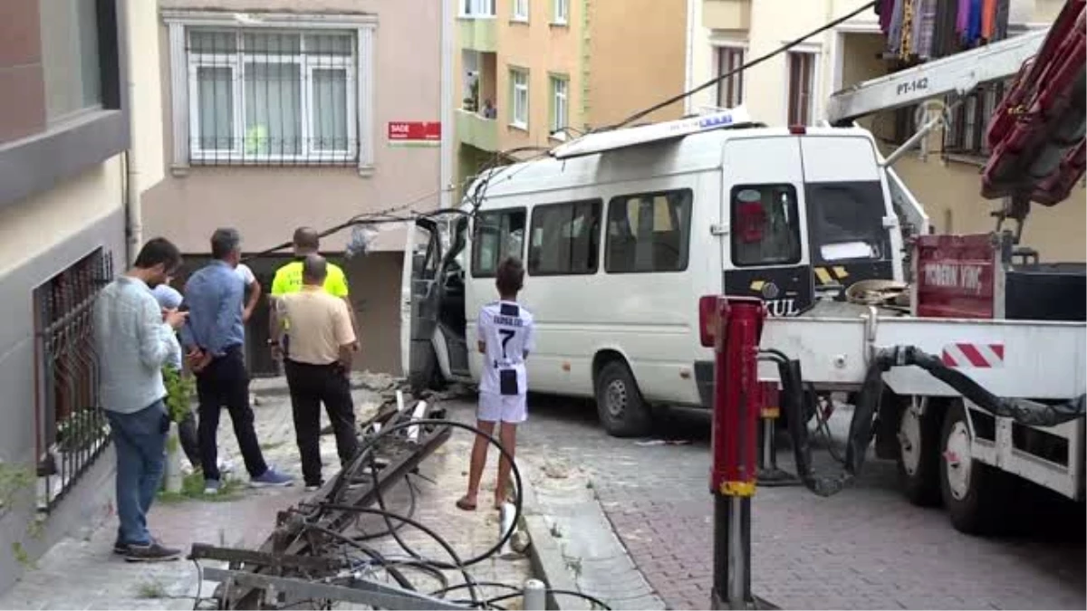 Kağıthane\'de minibüs duvara çarptı: 1 yaralı