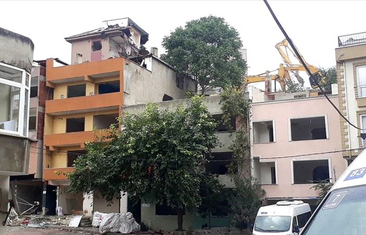 Kağıthane\'deki riskli binaların yıkımına devam ediliyor