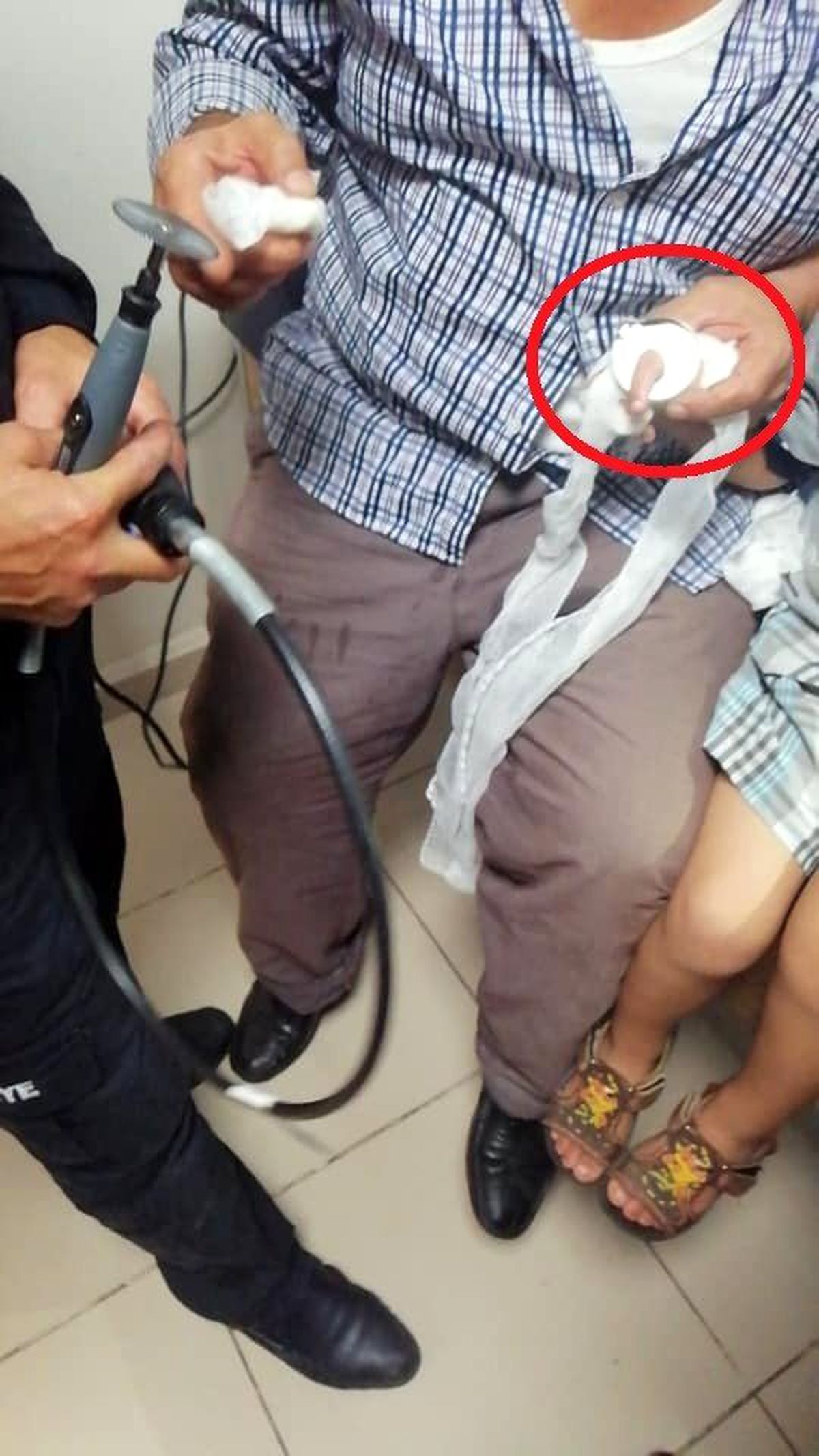 Kapı koluna parmağını sıkıştıran küçük çocuk 1,5 saat sonra kurtarılabildi