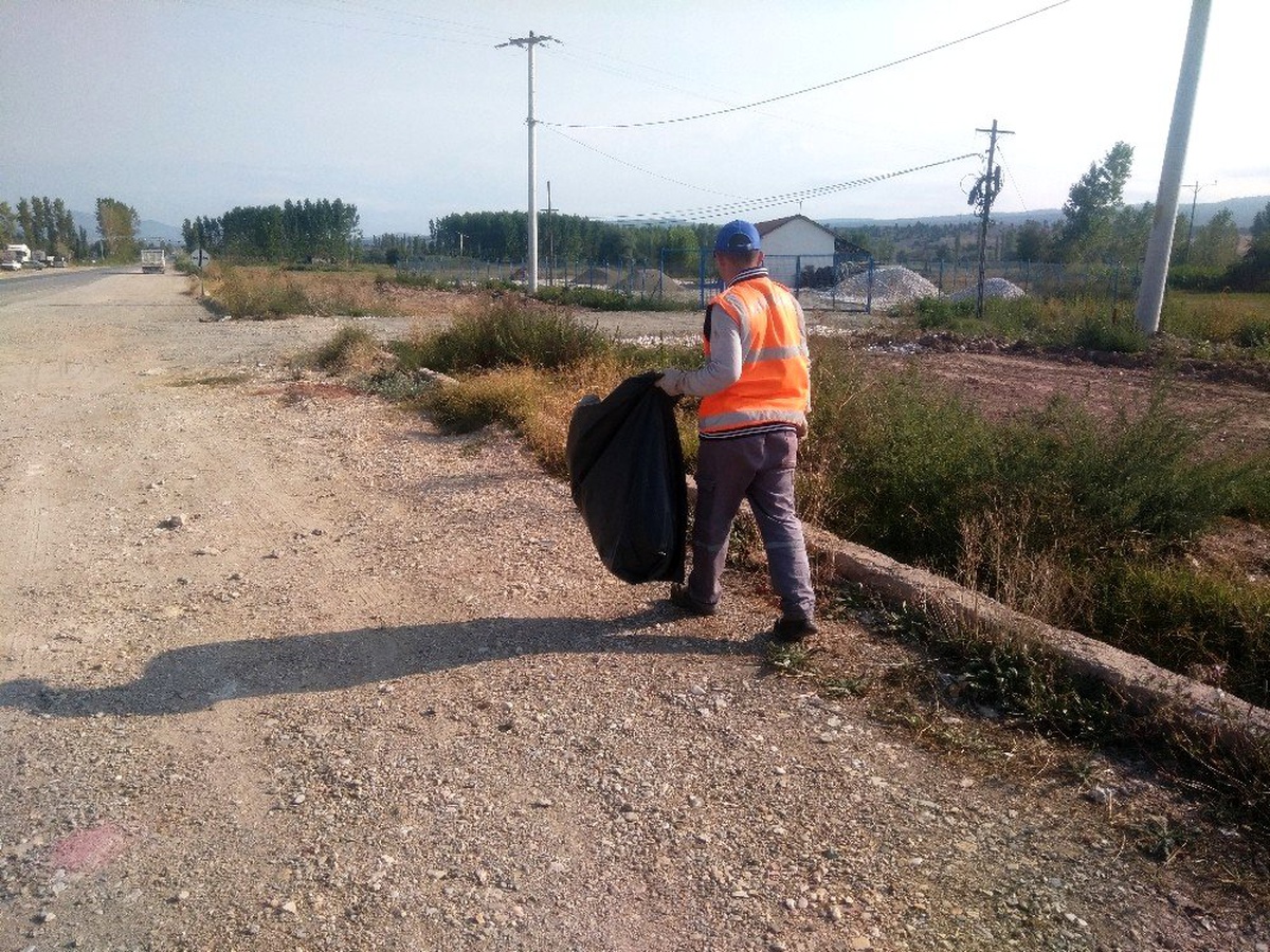 Karayolu kenarlarında temizlik çalışması