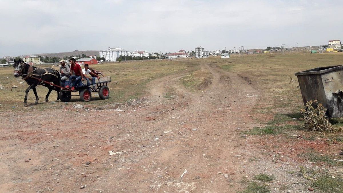 Kars\'ta 1,5 milyon TL\'ye mal olan olimpik havuz belediyeden yol bekliyor