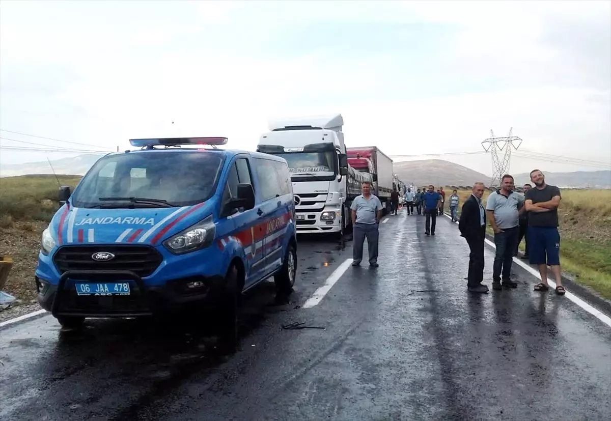 Kayganlaşan yolda kayan tır ulaşımı aksattı