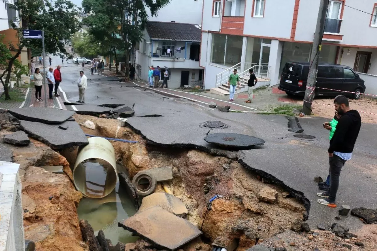 Kocaeli\'de patlayan şebeke hattı iki ilçeyi susuz bıraktı