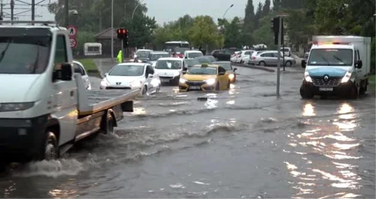 Kocaeli\'de sağanak yağış nedeniyle yol çöktü