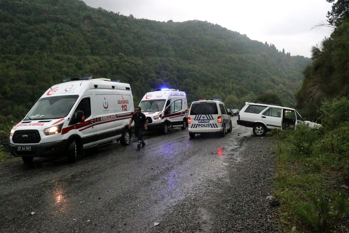 Kontrolden çıkan otomobil yol kenarındaki kayalıklara çarptı: 2 yaralı