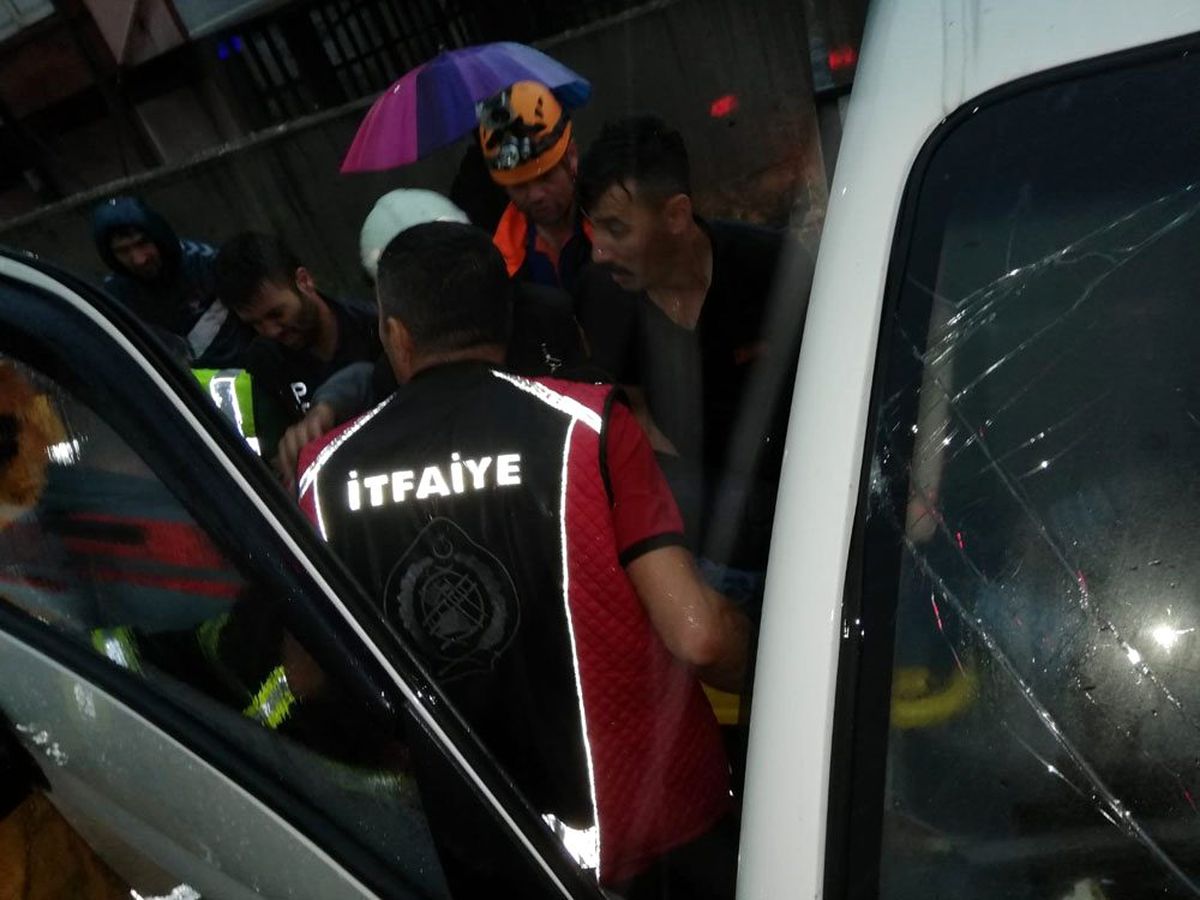 Kuvvetli yağış kazayı da beraberinde getirdi: 2 yaralı