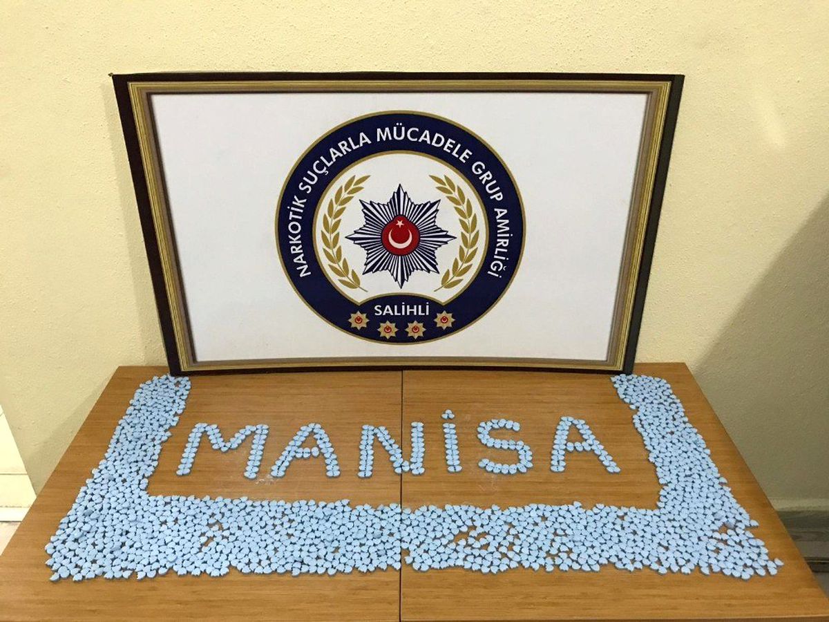 Manisa\'da durdurulan araçtan bin 720 adet uyuşturucu çıktı