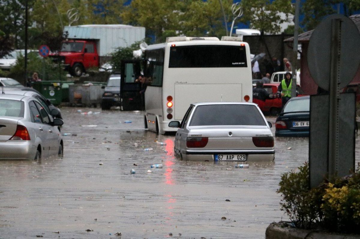 Markette alışveriş yaparken sular içinde kaldılar