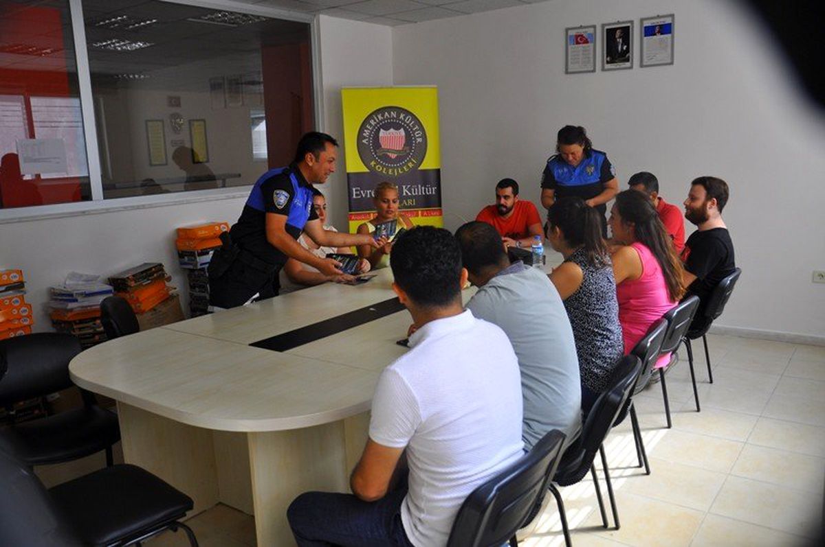 Mersin polisinden vatandaşlara \'güvenli yaşam rehberi\'