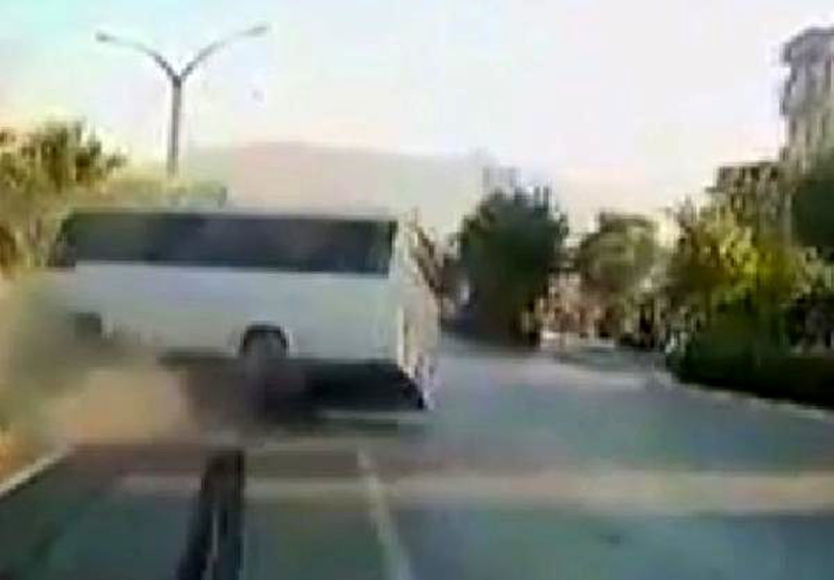 Midibüs ile otomobilin çarpışma anı kamerada