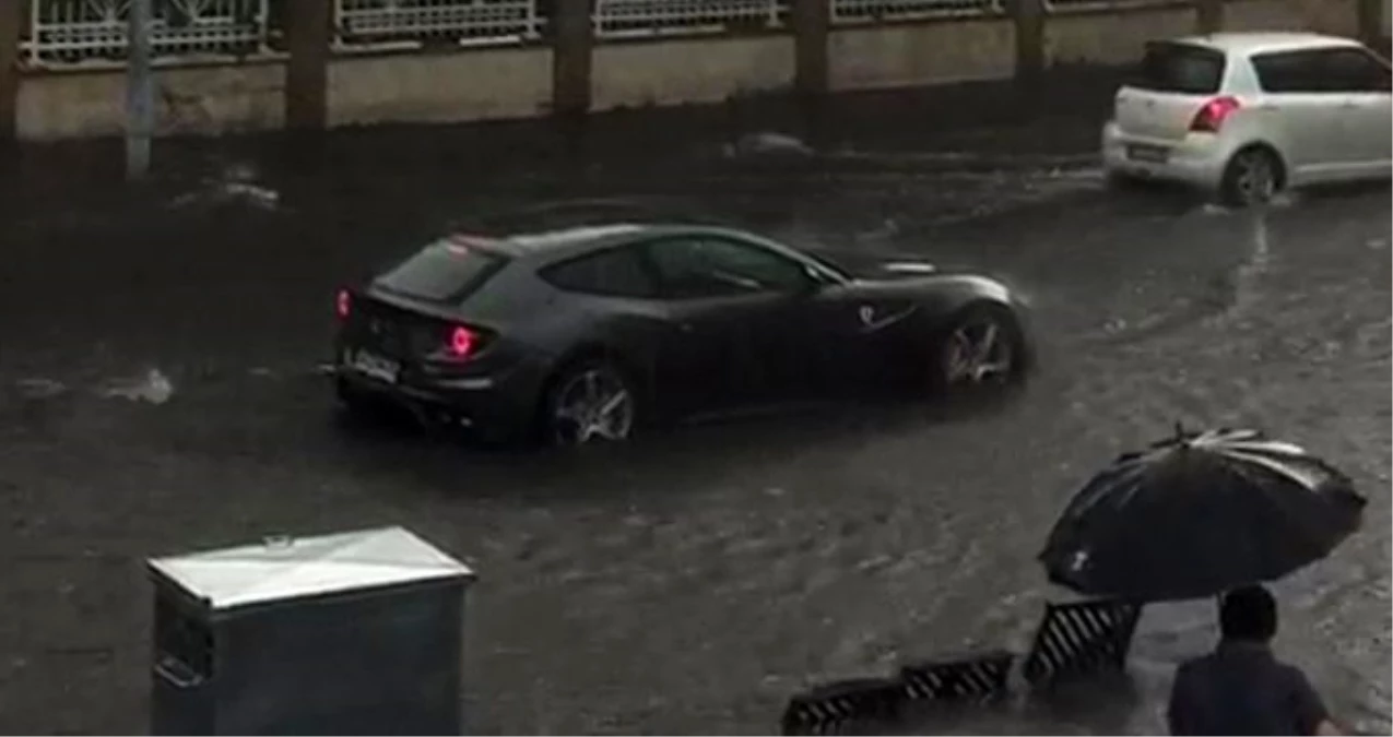 Milyonluk Ferrari su birikintisinde böyle mahsur kaldı