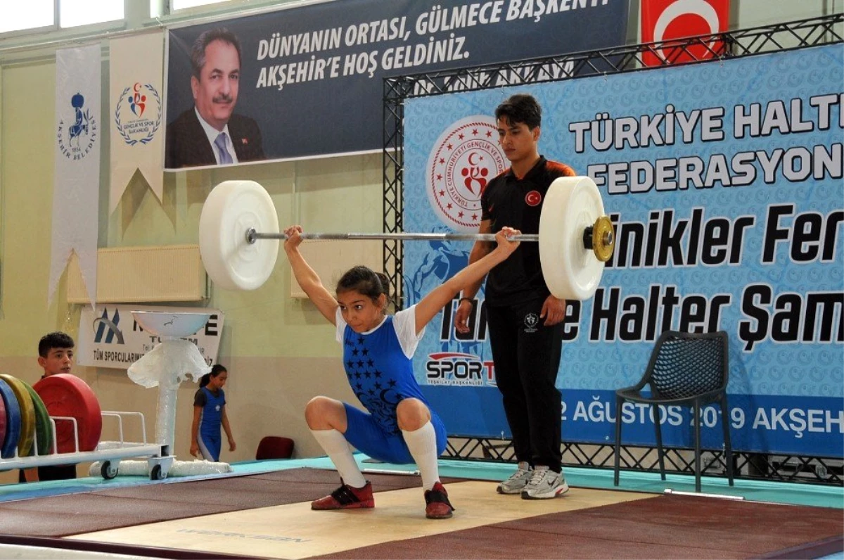 Minikler Ferdi Türkiye Halter Şampiyonası Akşehir\'de başladı