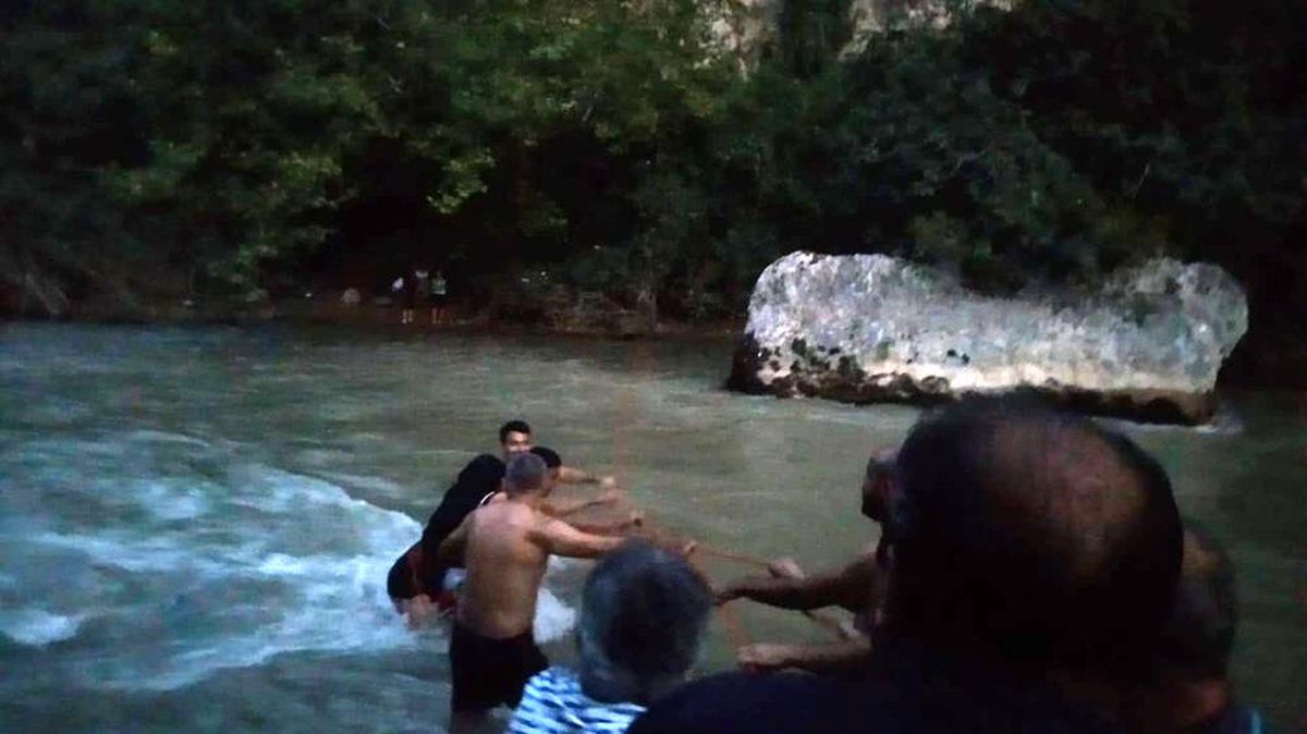 Nehrin kıyısında mahsur kalan aile itfaiye ekiplerince kurtarıldı