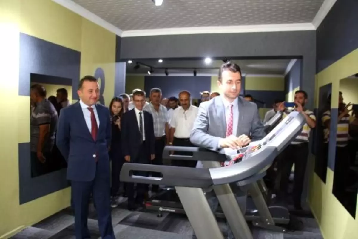 Olur\'da fitness salonu ve cep sineması bulunan kütüphane açıldı