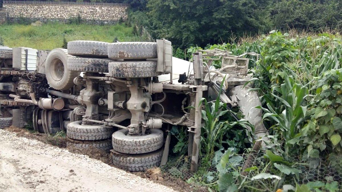 Ordu\'da beton yol yapımında çalışan mikser yan yattı